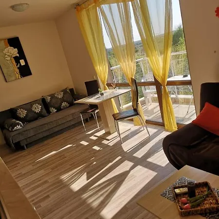 Privat In Sunny Apartment